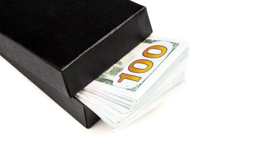 paul-weiss-goes-dark-on-compensation