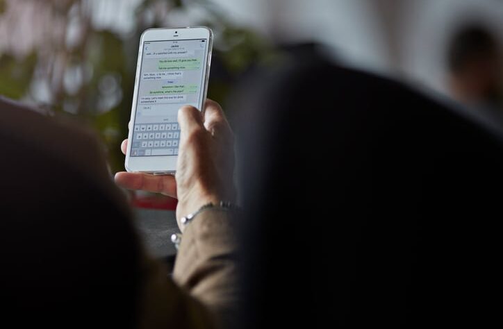 texting-with-clients-has-benefits-and-disadvantages