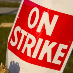 one-week-ahead-of-the-met-gala,-conde-nast-employees-threaten-to-strike
