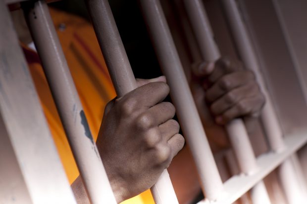 the-biglaw-job-market-is-rough,-but-it-isn’t-worth-going-to-prison-over